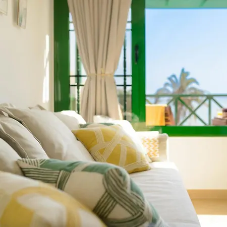 Delightful Front Apartment. Sunrise Views! Apartment