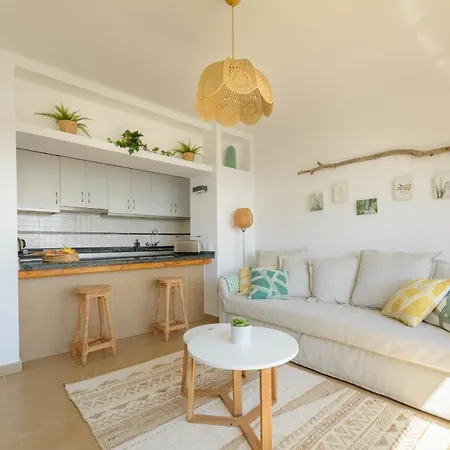 شقة Delightful Front Apartment. Sunrise Views! *