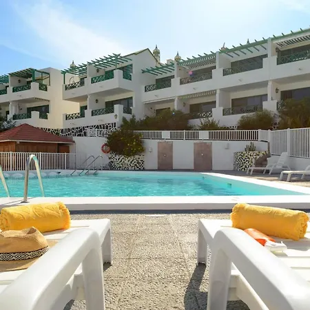 Delightful Front Apartment. Sunrise Views! شقة *