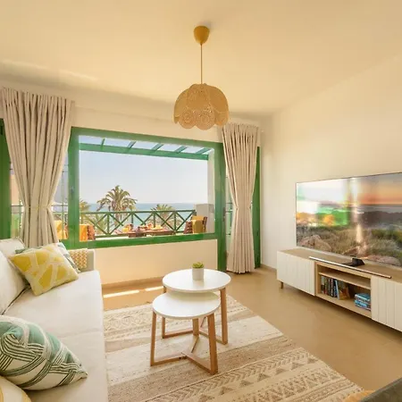 شقة Delightful Front Apartment. Sunrise Views!