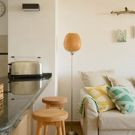 شقة Delightful Front Apartment. Sunrise Views! *